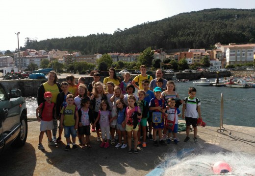 25 nenos e nenas de Frades visitaron onte Porto do Son dentro do programa ‘O sabor da aventura está no mar’